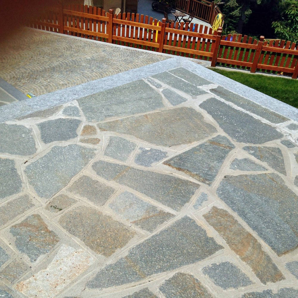 Polygonalplatte aus Luserna-Gneis