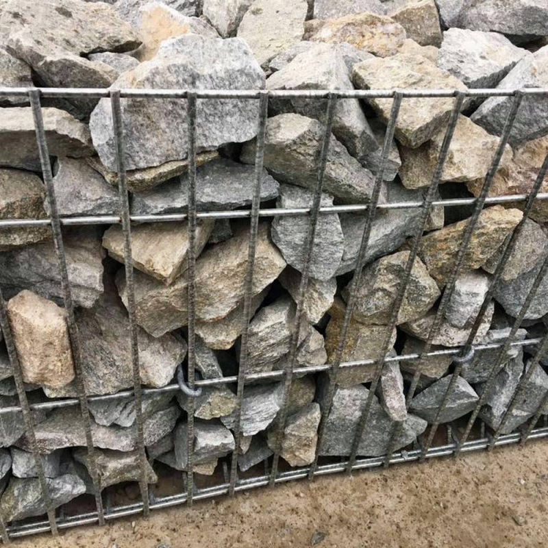 Steinkörbe gefüllt mit Luserna-Gneis