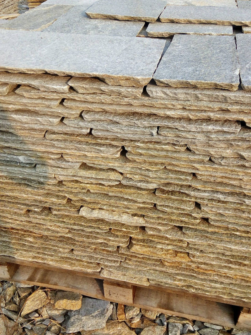 Naturbruch-Bodenplatten Typ "Quadrettoni" mit gehämmerten Kanten